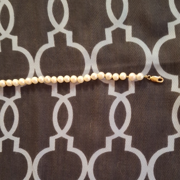 Elegant White Freshwarer Pearl Necklace With 14 Carat Gold Clasp - Picture 4 of 8